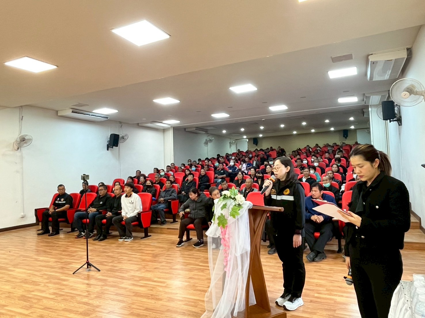 title - วันอาทิตย์ที่ 14 ธันวาคม 2568  นางสาวสุภาพร บุญธรรม ปฏิรูปที่ดินจังหวัดพะเยา พร้อมด้วยให้เจ้าหน้าที่สำนักงานการปฏิรูปที่ดินจังหวัดพะเยา ร่วมจัดโครงการรณรงค์หยุดเผาในเขตปฏิรูปที่ดิน “ฮักบ้านเฮา หยุดเผากันเน้อ” พร้อมเชื่อมโยงกิจกรรมร่วมกับ ส.ป.ก.จังหวัดภาคเหนือ 16 จังหวัด ผ่านระบบออนไลน์ ณ ห้องมินิเธียเตอร์ โรงเรียนราชประชานุเคราะห์ 24 จังหวัดพะเยา